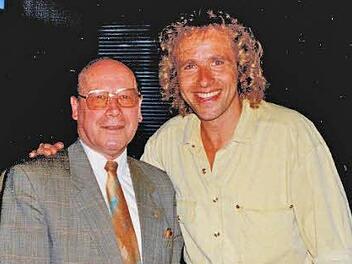 Der große Blonde und sein Professor: Zur 100-Jahr-Feier des MGF-Gymnasiums im Juli 1993 treffen zwei, die sich mögen, wieder zusammen. Fotos: Wolfgang Schoberth