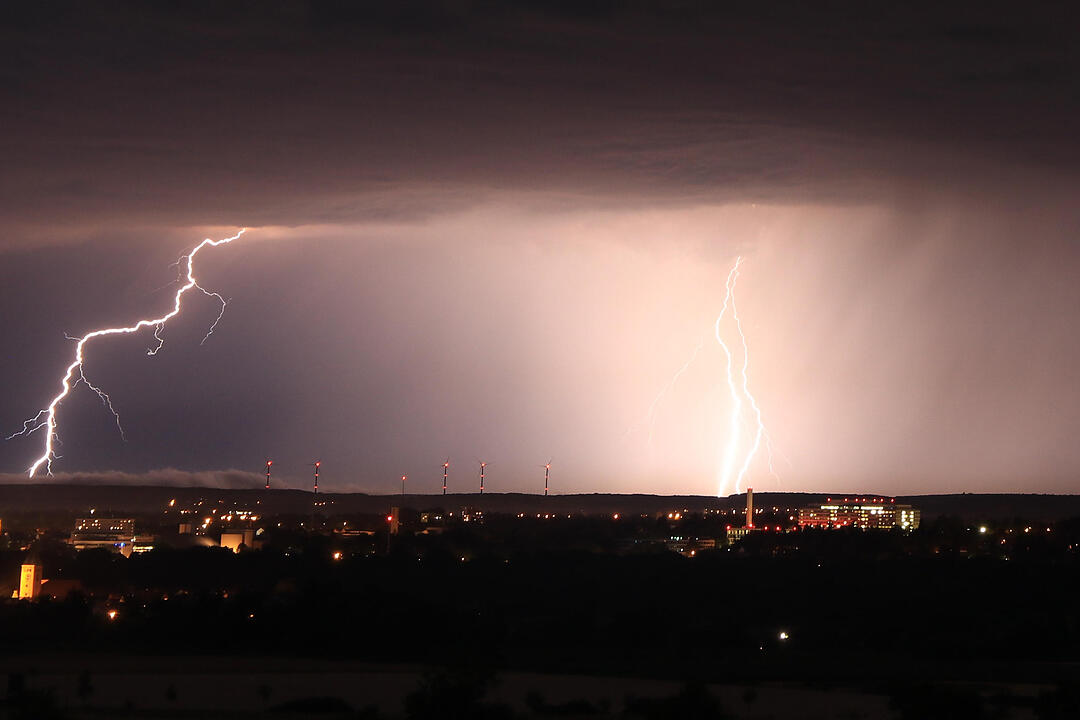 Fulminante Blitzshow am Nachthimmel über Unterfranken