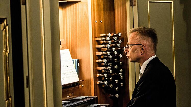 Kirchenmusikdirektor peter Stenglein an der Schuke-Orgel von St. Moriz in CoburgFoto: Jochen Berger