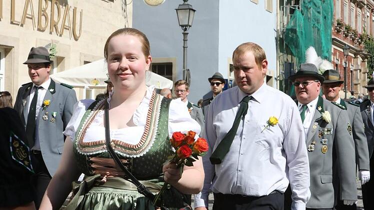 Vom Marktplatz aus machten sich die Kronacher Schützen und ihre Gäste auf den Weg zur Hofwiese. Foto: Barbara Herbst