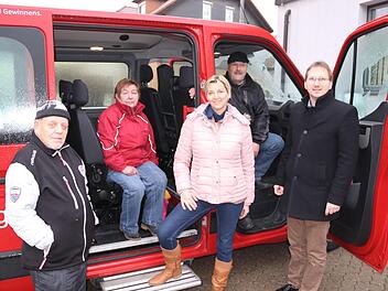 Vor der "Jungfernfahrt” des City-Busses der Marktgemeinde Maroldsweisach nach Ebern. Das Foto zeigt von rechts: Bürgermeister Wolfram Thein, Fahrer Günter Pohley. Gemeinderätin Heidi Müller-Gärtner, Eveline Kraus und einen weiteren Fahrgast. Ein Dritter wird noch vor der Haustür abgeholt. Helmut Will