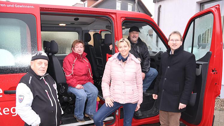 Vor der "Jungfernfahrt” des City-Busses der Marktgemeinde Maroldsweisach nach Ebern. Das Foto zeigt von rechts: Bürgermeister Wolfram Thein, Fahrer Günter Pohley. Gemeinderätin Heidi Müller-Gärtner, Eveline Kraus und einen weiteren Fahrgast. Ein Dritter wird noch vor der Haustür abgeholt. Helmut Will