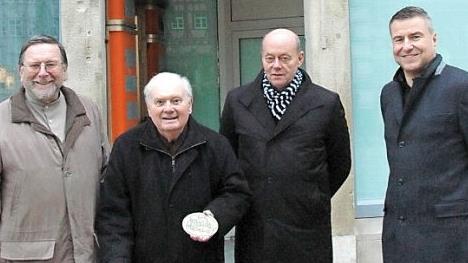 Für die gelungenen Sanierungsmaßnahmen am Haus Spitalgasse 1 erhielten die Eigentümer Klaus Schaper (2. von links) und Günter Vogl (rechts) die Sanierungsmedaille der Initiative Stadtbild Coburg. Stadtbild-Vorsitzender Hans Heinrich Eidt (links) und Architekt Johann Ernst (3. von links) freuten sich über die gute Sanierung.  Foto: Edwin Meißinger