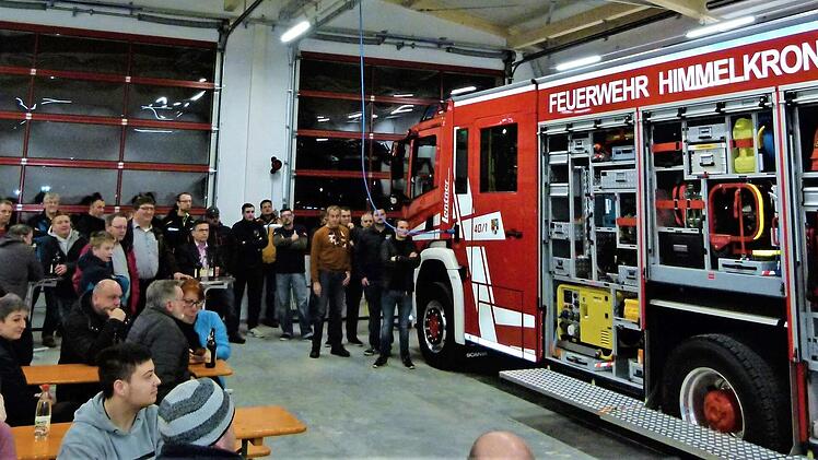 Das neue Löschfahrzeug stieß auf großes Interesse. Foto: Werner Reißaus