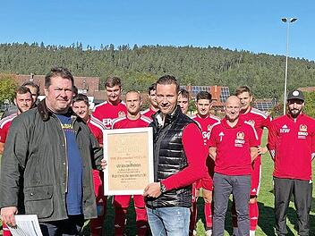 Nachträglich zum 100. Jubiläum, das der VfR Johannisthal 2020 hätte feiern können, überbrachte der BLSV-Kreisvorsitzende Mario Schmid (vorne links) die Ehrenurkunde und gratulierte zum Jubiläum. Die Ehrenurkunde nahm Vorsitzender Marc Bergauer (vorne rechts) mit Dank entgegen. Im Hintergrund die Spieler der Ersten Fußballmannschaft des VfR Johannisthal.