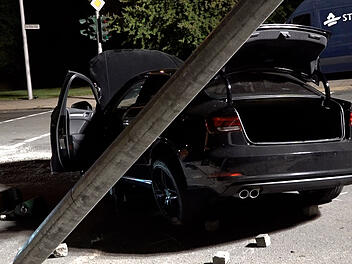 Illegales Autorennen in Hof: Drei Fahrer rasen mit hoher Geschwindigkeit durch die Stadt und sorgen für Verwüstung Illegales Autorennen in Hof: Drei Fahrer rasen mit hoher Geschwindigkeit durch die Stadt und sorgen für Verwüstung