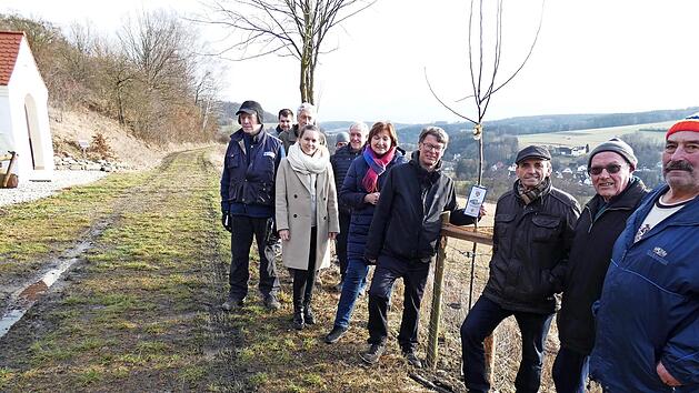 Im Bereich der Kapelle an der „Weinleite“ bei Ködnitz wurde ein „Naschweg“ mit 14 Obstbäumen angelegt. Unser Bild zeigt ILE-Managerin Elena Büttner und Bürgermeisterin Anita Sack (Vierte und Siebte von links) zusammen mit den fleißigen Helfern sow...