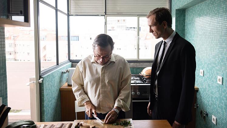 Kommissar Lost (Jan Krauter, rechts) befragt den Verdächtigen Ricardo Torres (Adriano Luz) im Fall der ermordeten Polizistin Teresa. Doch ist Torres überhaupt sein richtiger Name?