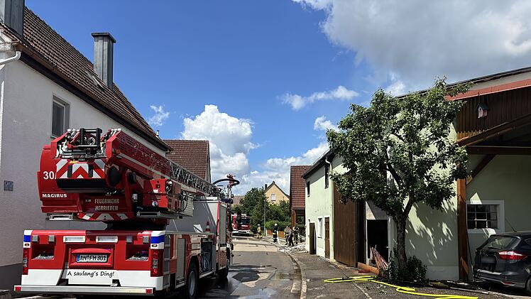 Dachstuhlbrand im Kreis Ansbach - Ermittlungen zur Brandursache laufen