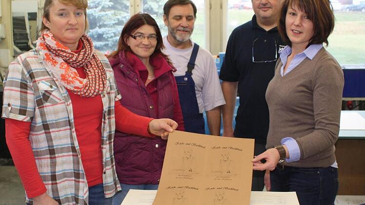 Kreisbäuerin Cäcilie Werner, Grafikerin Lieselotte Vogt und Zweite Kreisbäuerin Petra Grimmer (v.r.) halten das Titelblatt in der Druckerei.