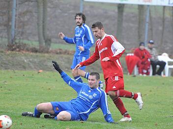 Sportlich läuft's rund beim TSV Reiterswiesen. Das Team (rotes Trikot, hier im Spiel gegen Maßbach) liebäugelt sogar mit dem Aufstieg. Foto: Archiv