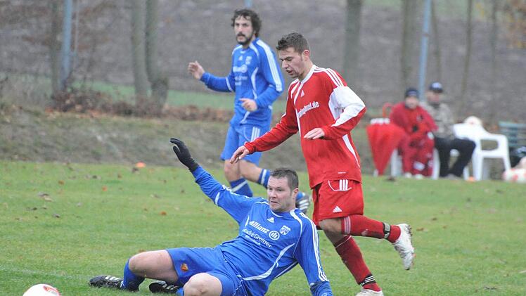 Sportlich läuft's rund beim TSV Reiterswiesen. Das Team (rotes Trikot, hier im Spiel gegen Maßbach) liebäugelt sogar mit dem Aufstieg. Foto: Archiv