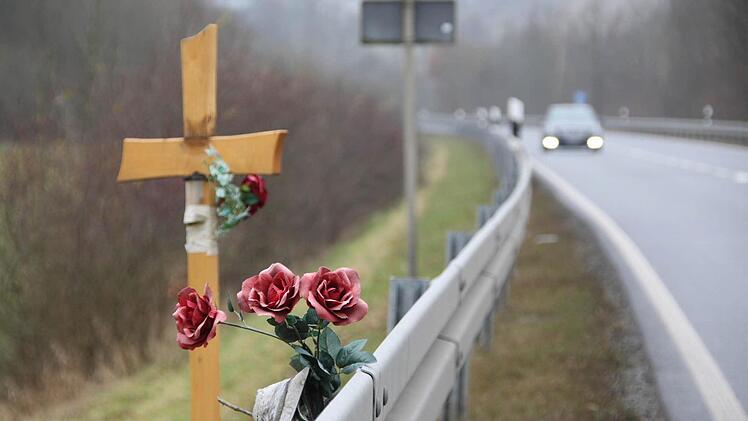 Die juristische Aufarbeitung des Kulmbacher Bierfest-Unfalls ist beendet: Die Jugendkammer des Landgerichts Bayreuth hat am Freitag die Berufung der Eltern von Matthias H., der auf der B 85 nahe Ziegelhütten getötet worden ist, verworfen und das Urteil des Amtsgerichts Kulmbach voll bestätigt. Foto: Stephan Tiroch