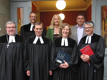 Das geistliche Team der Stadtkirchengemeinde St. Moriz in Coburg ist mit dem Amtsantritt von Pfarrerin Göpfert wieder komplett. Vorne von links: Dekan Christoph Liebst (in Personalunion erster Pfarrer von St. Moriz), Pfarrer Klaus Göpfert, Pfarrerin Gertrud Göpfert (zweite Pfarrerin und damit geschäftsführende Pfarrerin von St. Moriz) und Pfarrerin Martina Schwwarz-Wohlleben (dritte Pfarrerin von St. Moriz). Hinten von links: Pfarrer Steffen Lübke (Senior des Pfarrkapitels) sowie Uschi Prodin...