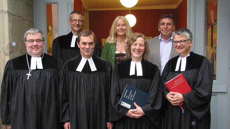 Das geistliche Team der Stadtkirchengemeinde St. Moriz in Coburg ist mit dem Amtsantritt von Pfarrerin Göpfert wieder komplett. Vorne von links: Dekan Christoph Liebst (in Personalunion erster Pfarrer von St. Moriz), Pfarrer Klaus Göpfert, Pfarrerin Gertrud Göpfert (zweite Pfarrerin und damit geschäftsführende Pfarrerin von St. Moriz) und Pfarrerin Martina Schwwarz-Wohlleben (dritte Pfarrerin von St. Moriz). Hinten von links: Pfarrer Steffen Lübke (Senior des Pfarrkapitels) sowie Uschi Prodin...