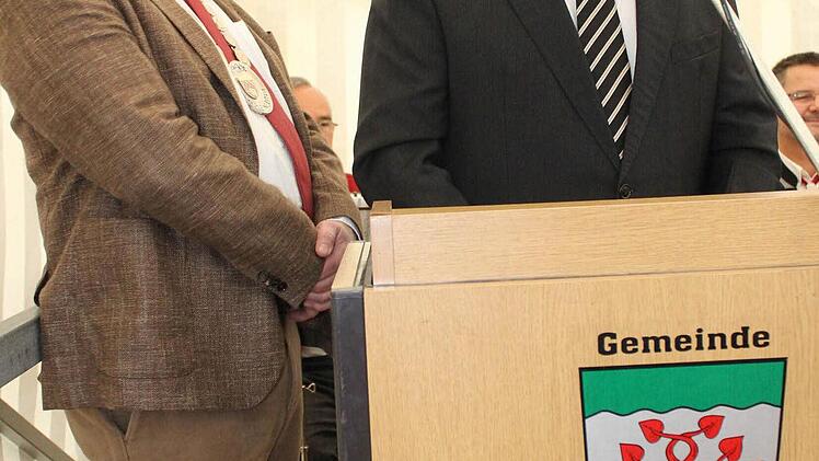 Minister Helmut Brunner (r.) hält seine Rede, Bürgermeister Gerhard Riediger hört zu.