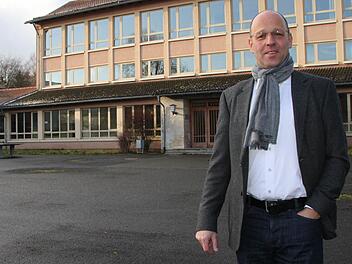 Bürgermeister Gerd Kleinhenz auf dem Pausenhof der ehemaligen Schule in Wildflecken. Fotos: Ulrike Müller