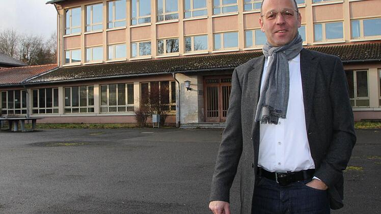 Bürgermeister Gerd Kleinhenz auf dem Pausenhof der ehemaligen Schule in Wildflecken. Fotos: Ulrike Müller