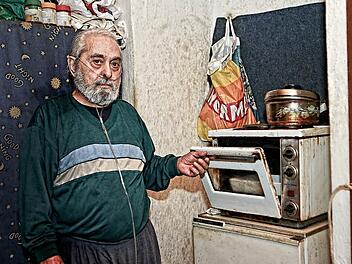 Charalampos L. geht nicht so gerne in die Wärmestube. Lieber kocht er selbst. "Ich liebe mein griechisches Essen." Doch die Kochmöglichkeiten in seiner Bleibe sind begrenzt. Foto: Barbara Herbst