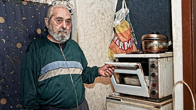 Charalampos L. geht nicht so gerne in die Wärmestube. Lieber kocht er selbst. "Ich liebe mein griechisches Essen." Doch die Kochmöglichkeiten in seiner Bleibe sind begrenzt. Foto: Barbara Herbst