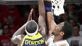 Trevor Mbakwe (r.) blockt den Wurf des Hageners Larry Gordon.