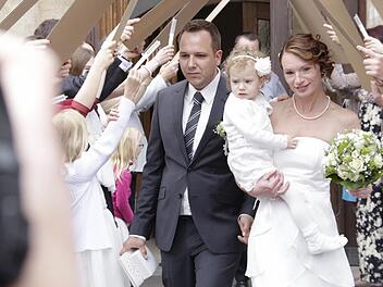 Sebastian Kredel und Frau Sabrina durchschreiten das Spalier der Freunde. Foto: Josef Hofbauer