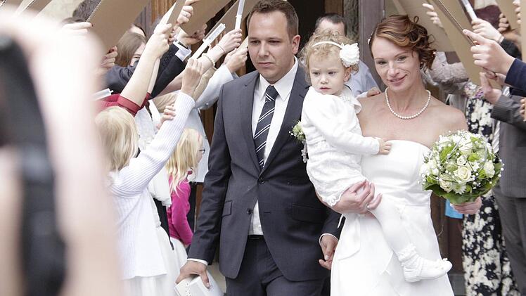 Sebastian Kredel und Frau Sabrina durchschreiten das Spalier der Freunde. Foto: Josef Hofbauer