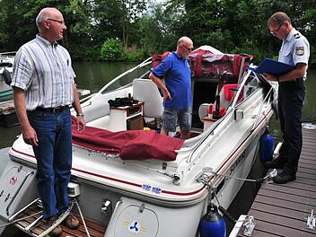 Im Rahmen der Aktion "Sicherheit für Sportbootfahrer" kontrollierte der Leiter der Wasserschutzpolizei Schweinfurt, Bernhard Stephan, (rechts), die Ausrüstung von zwölf Sportbooten. Mit im Bild der Vorsitzende des MBCO, Michael Calnbach (links), und der Besitzer des Daycruisers, Jürgen Feine. Foto: Ulrike Langer