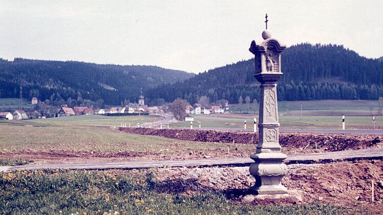 Dieses Bild zeigt das religiöse Flurmal nach der Wiederaufstellung 1978 - im Hintergrund Glosberg mit seiner Marien Wallfahrtskirche. Foto: Archiv Roland Graf