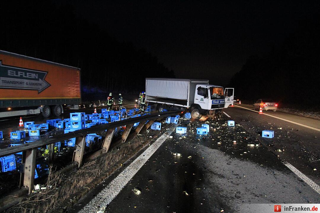 Bierkästen auf A73: Lastwagen durchbricht Mittelschutzleitplanke