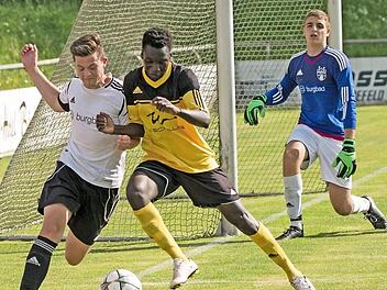 Mit vollem Körpereinsatz ging der Neu-Frohnlacher Sayko Trawally (gelbes Trikot) im Testspiel gegen den TSV Greding zur Sache. In dieser Szene erobert der bisherige Torjäger des Kronacher Kreisligisten TSV Weißenbrunn im Zweikampf den Ball gegen Christoph Biedermann. Foto: Heinrich Weiß