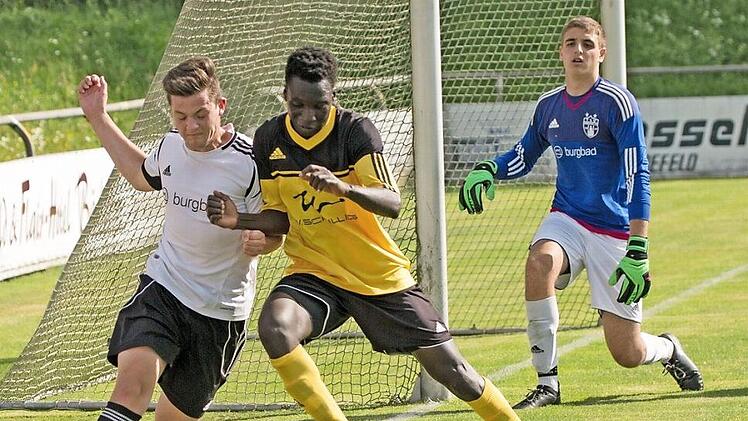 Mit vollem Körpereinsatz ging der Neu-Frohnlacher Sayko Trawally (gelbes Trikot) im Testspiel gegen den TSV Greding zur Sache. In dieser Szene erobert der bisherige Torjäger des Kronacher Kreisligisten TSV Weißenbrunn im Zweikampf den Ball gegen Christoph Biedermann. Foto: Heinrich Weiß