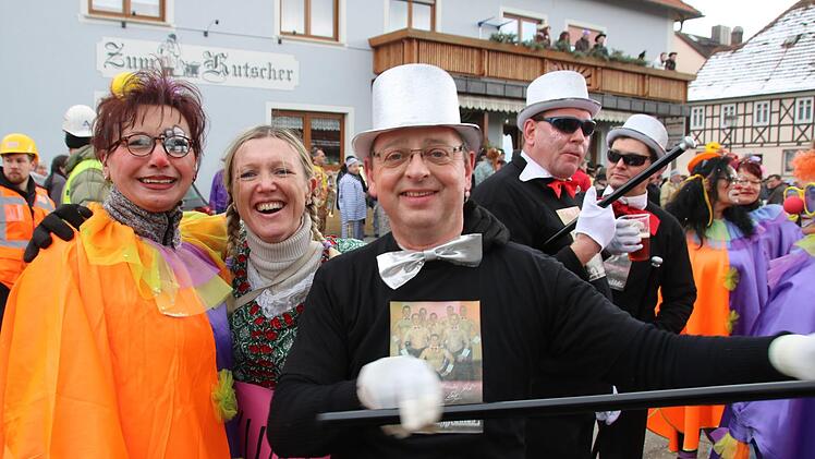 Die "Stublicher Moggerla" bildeten wieder einen festen Bestandteil des Uetzinger Faschingszugs; diesmal waren sie zusammen mit ihren "Moggeldales" auf der Suche nach ihrem kleinen Stublicher Fasching.Matthias Einwag