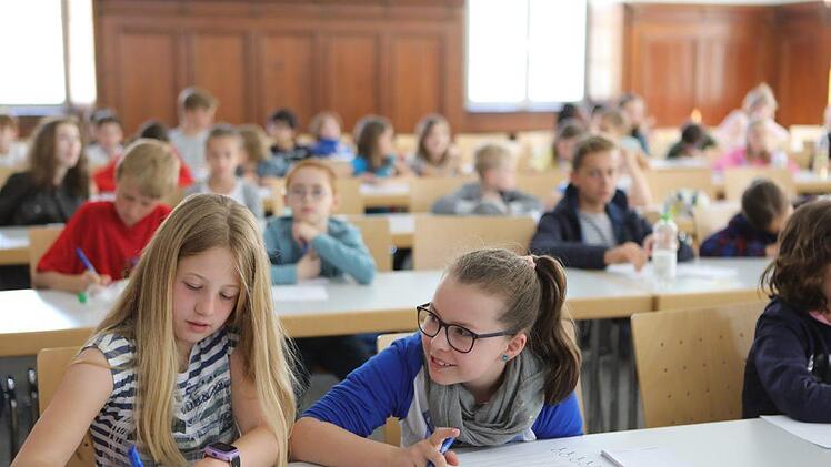 Wie ist das Schülerleben im Kongo? Das erforschten die Kinder-Uni-Studierenden am Samstag in Bamberg. Foto: Barbara Herbst