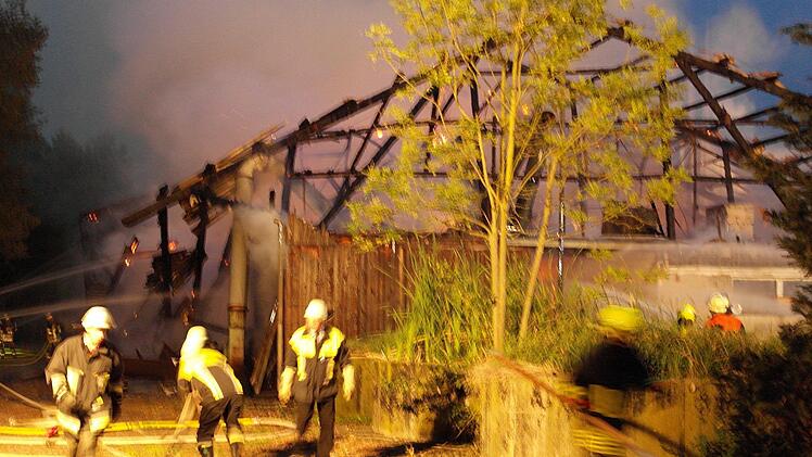 Rund 120 Feuerwehrleute aus dem Landkreis bekämpften am Abend einen Scheunenbrand in Hegnabrunn.  Foto: Peter Müller
