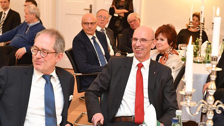 Im festlich gedeckten Sitzungssaal fand die Veranstaltung statt. Im Vordergrund Uni-Präsident Stefan Leible (links) und MGO-Geschäftsführer Walter SchweinsbergRonald Rinklef