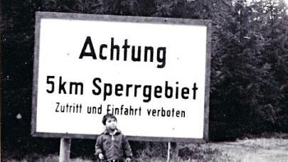 Kati Naumann als Kind bei einer ihrer vielen Familienwanderungen entlang der deutsch-deutschen Grenze Fotos: Familie Naumann
