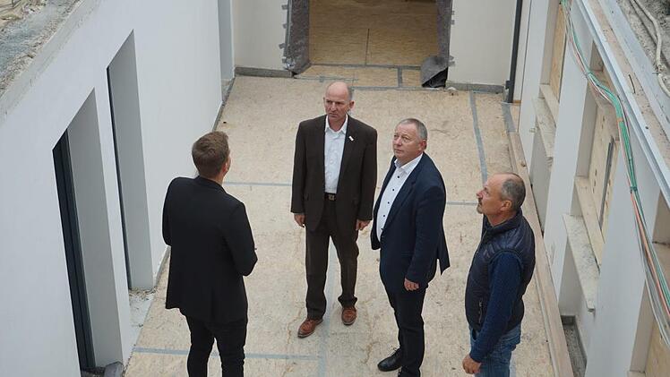 Maximilian Reich (von links) vom Landratsamt, Rhön GmbH-Geschäftsführer  Thorn Plöger, Landrat Thomas Bold und Klaus Spitzl, Geschäftsführer des  Vereins Naturpark und Biosphärenreservat Bayerische Rhön besichtigen die Baustelle.  Foto: Marion Eckert
