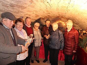 Herbert Seith (links) präsentiert  Teilnehmern des Klassentreffens "Abschlussjahrgang 1959 der Haus-und Landwirtschaftsschule" seine Krippenausstellung. Heike Beudert