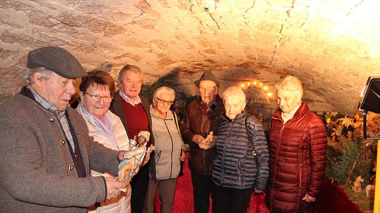 Herbert Seith (links) präsentiert  Teilnehmern des Klassentreffens "Abschlussjahrgang 1959 der Haus-und Landwirtschaftsschule" seine Krippenausstellung. Heike Beudert