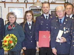 Wachwechsel bei der FFW Poxdorf: von links Bürgermeister Paul Steins, Inge Zwiener, Valerie Kaul, der neue Vorsitzende Christian Schneider, der scheidende Vorsitzende Thomas Zwiener, Kreisbrandmeister Willibald Hoffmann und Kreisbrandrat Oliver Flake Foto: privat