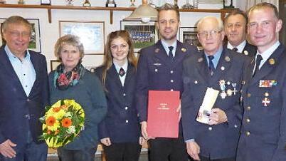 Wachwechsel bei der FFW Poxdorf: von links Bürgermeister Paul Steins, Inge Zwiener, Valerie Kaul, der neue Vorsitzende Christian Schneider, der scheidende Vorsitzende Thomas Zwiener, Kreisbrandmeister Willibald Hoffmann und Kreisbrandrat Oliver Flake Foto: privat