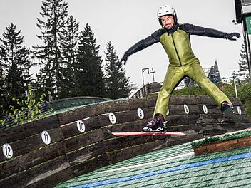 Sportredakteur Daniel Ruppert hat am ersten Schnupper-Skisprungkurs des SC Bischofsgrün teilgenommen. Fotos: Alexander Muck