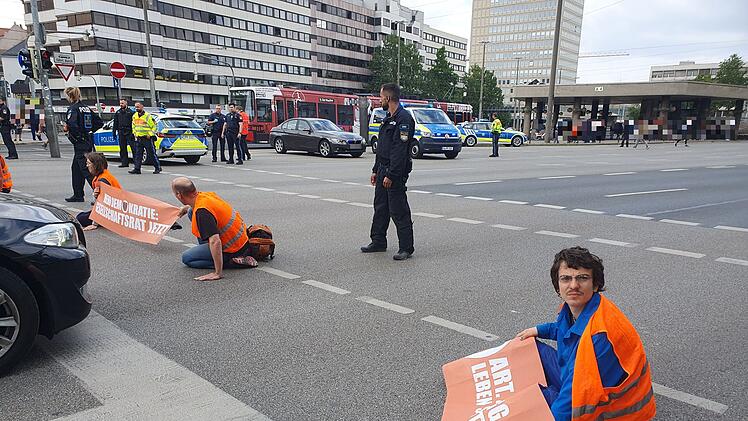 Nürnberg: Klimaaktivisten kleben sich auf Straße fest - erneut eine Hauptverkehrsader betroffen