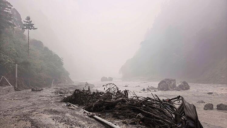 Sturzflut an Grenze zwischen China und Nepal