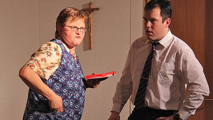 Sie glänzten in den Hauptrollen: Ortrud Böhm als lästige Putzfrau und Marko Richter als Bürgermeister.