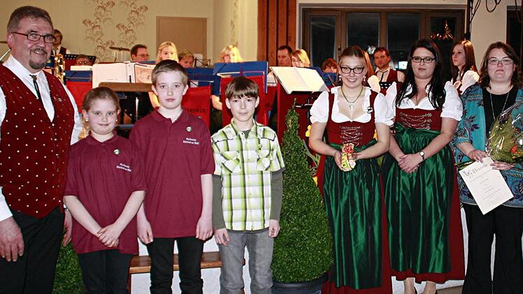 Die "grünen" Nadeln und das D2-Abzeichen in Silber konnte der Vorsitzende Ewald Fehn an den Nachwuchs überreichen. Die Leiterin des Singkreises Steinbach, Ramona Trebes, zeichnete zwei Sängerinnnen für 25jährige Treue aus. Das Bild zeigt (von links): Vorsitzenden Ewald Fehn, Lisa Wiegand, Jannik Wiegand, Michael Büttner, Rebecca Wich, Singkreisleiterin Ramona Trebes, Daniela Löffler und Sandra Jäkel.