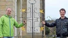 Jürgen Meder und Roland Bötsch zeigen das Kreuz.Foto: Björn Hein
