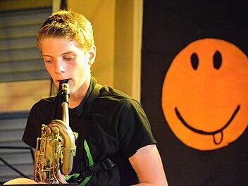 Das Motto "Get happy" zog sich auch optisch durch das gesamte Konzert des Hammelburger Frobenius-Gymnasiums. Fotos: Elisabeth Assmann