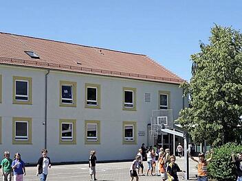 Kinder sind auf dem Schulhof in Neuses längst nicht mehr zu sehen. Nun wurde für das Gebäude eine neue Nutzungsmöglichkeit gefunden. Fotos: Archiv